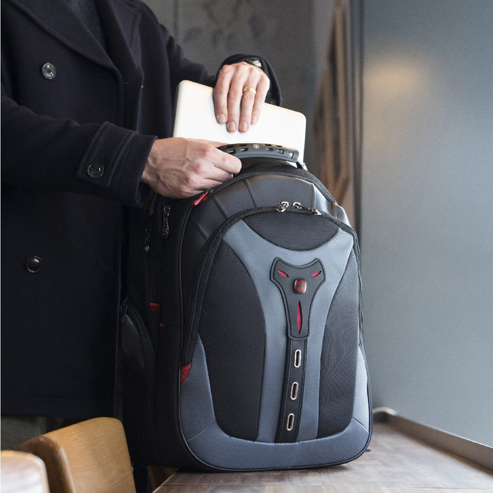 Mochila de viaje Pegasus, para laptop de 17", 600639, color negro, tecnología Air Flow, sistema Pass - Thru