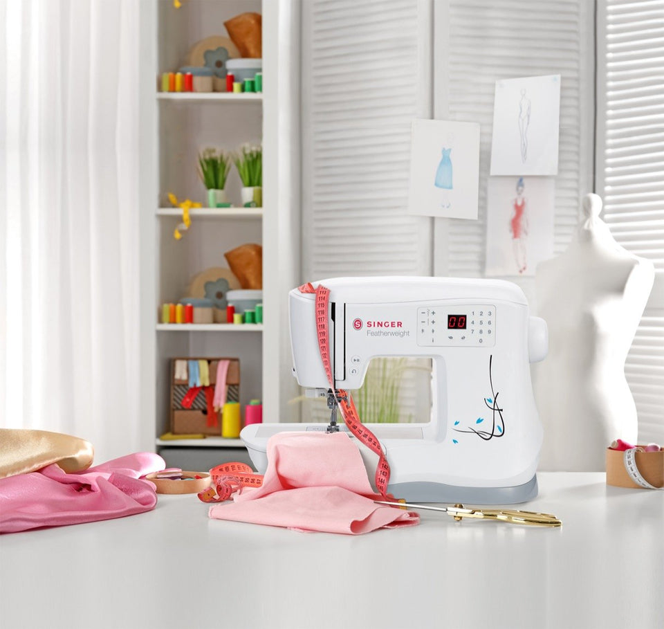 Máquina de coser Singer C240, Featherweight, 70 Puntadas, Electrónica, 200 Bordados, Color Blanco