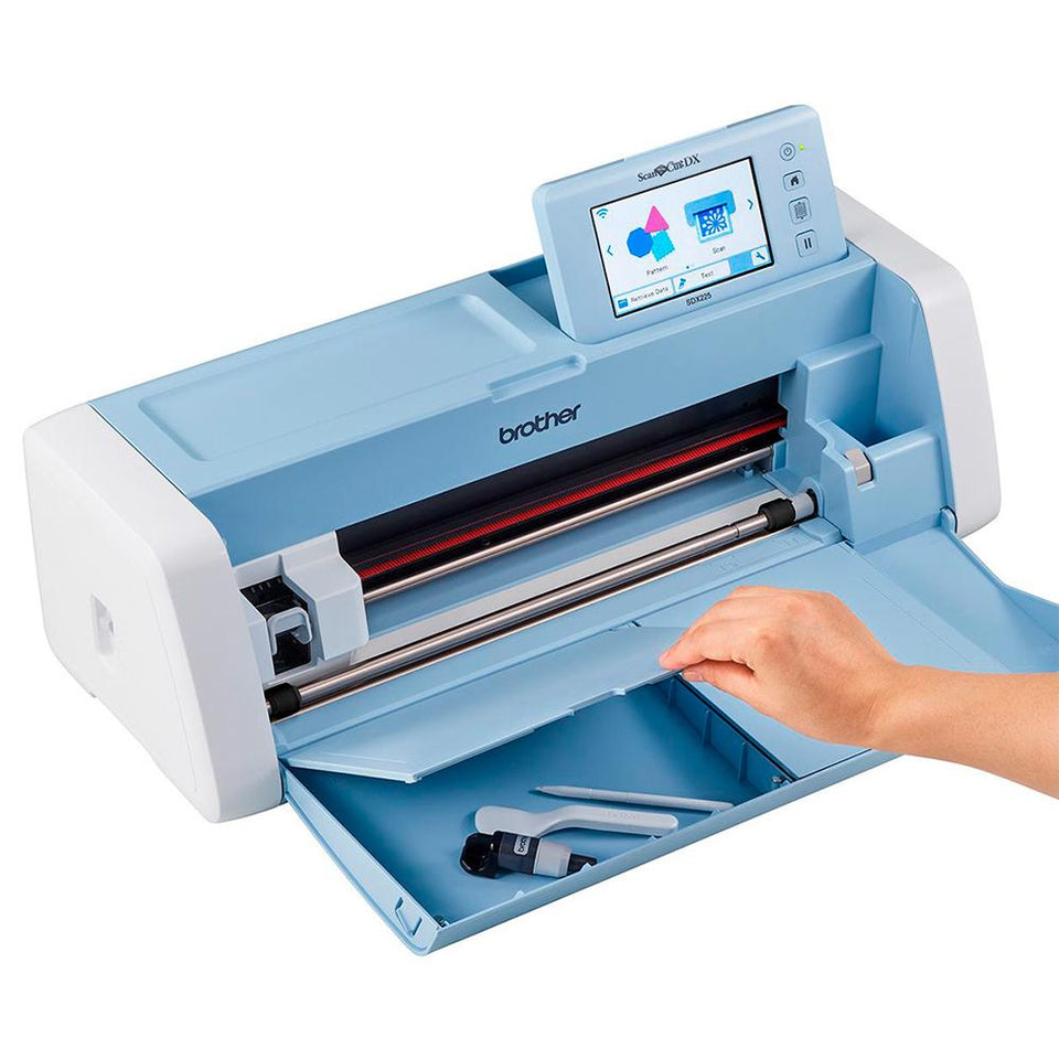 ScanNCut Brother SDX225, máquina de corte electrónico para cortar papeles y materiales plásticos, escáner integrado, 1303 diseños, 140 patrones quilting.