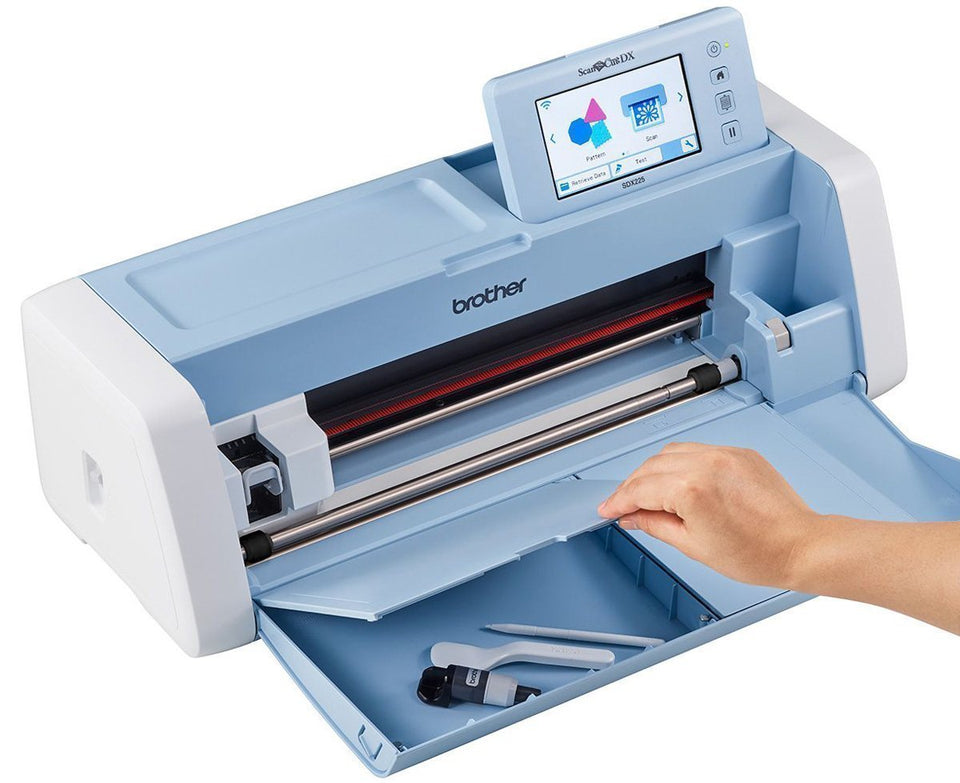 ScanNCut Brother SDX225, máquina de corte electrónico para cortar papeles y materiales plásticos, escáner integrado, 1303 diseños, 140 patrones quilting.