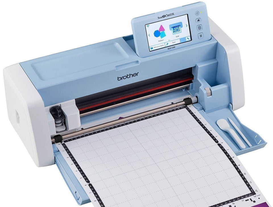 ScanNCut Brother SDX225, máquina de corte electrónico para cortar papeles y materiales plásticos, escáner integrado, 1303 diseños, 140 patrones quilting.