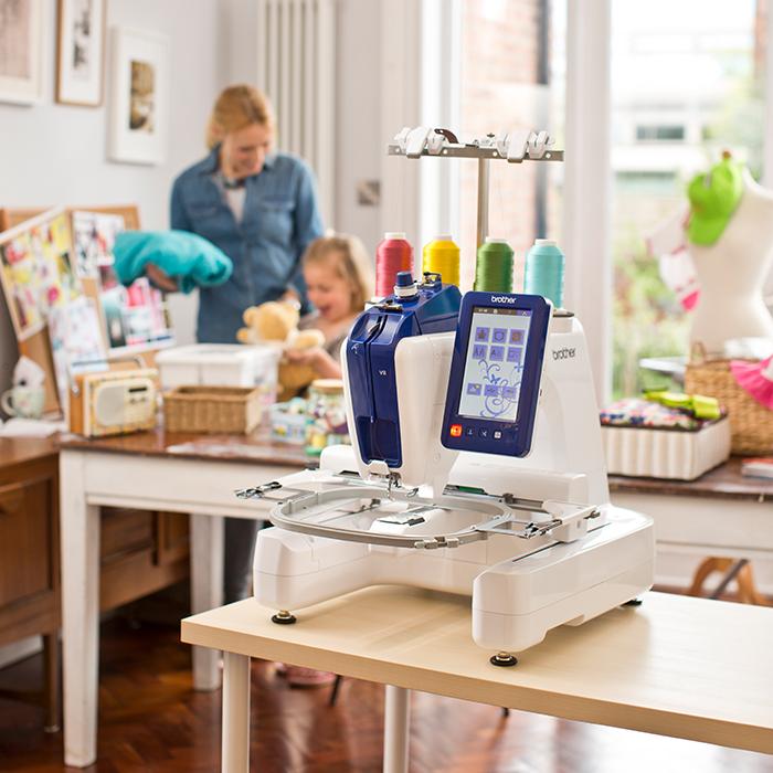 Máquina Bordadora Semi Industrial Brother PRS100, área de bordado 20x20 cm, 96 diseños de bordado, 140 patrones de marcos.